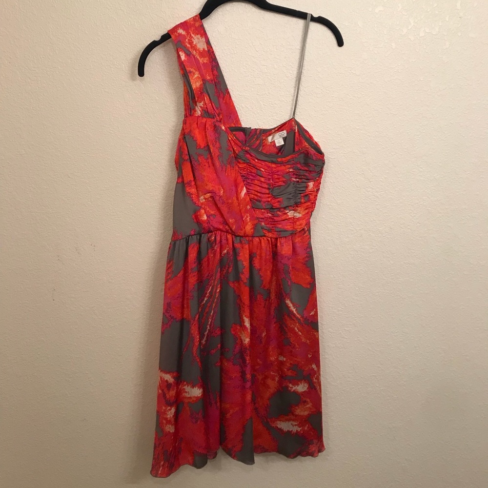 One-shoulder dress
